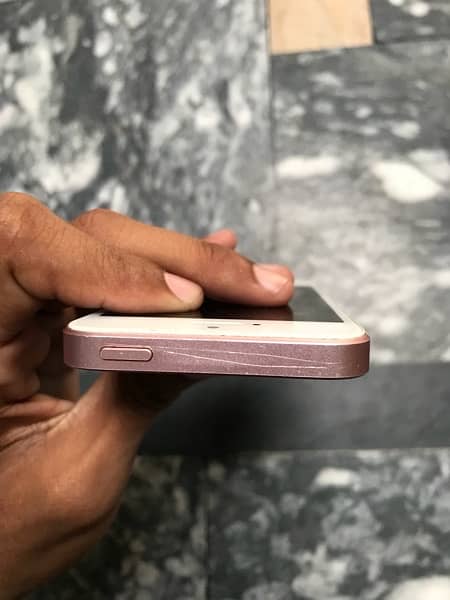 IPHONE SE Rs. 9500 4
