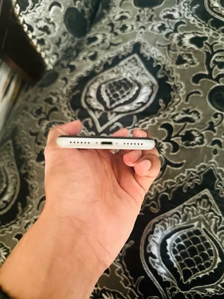 iPhone SE 2020 condition 10/9.5 64gb factory unlock battery health 84 4