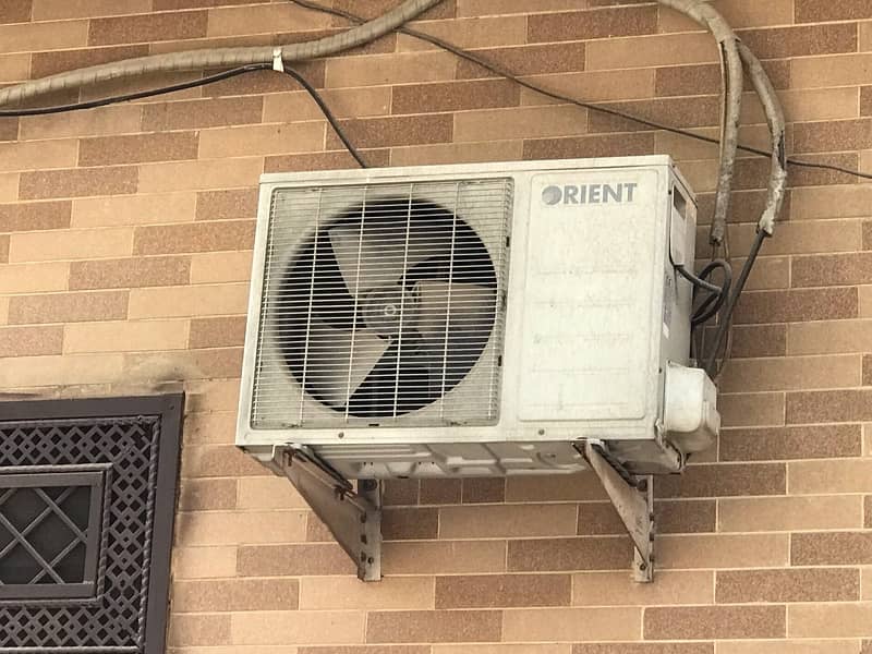 Orient1.5 Ton AC for sale(Gas ka issue ha Har saal fil krna parege) 9