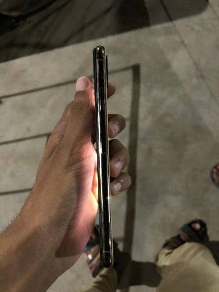 iphone Xs Max 256 gb non pta hai but e sim working from 1.5 year 2