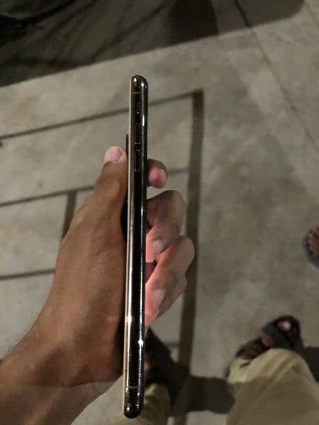 iphone Xs Max 256 gb non pta hai but e sim working from 1.5 year 3