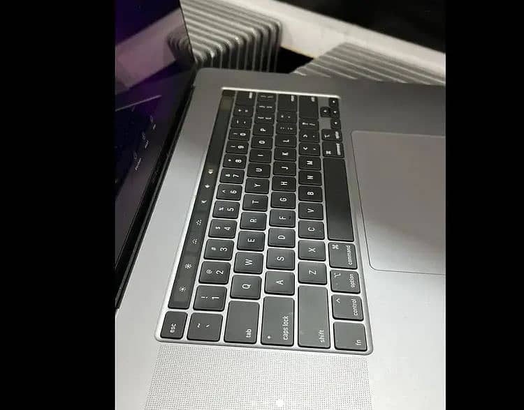 Apple Macbook Pro 2018. Core I 7 16/512 1