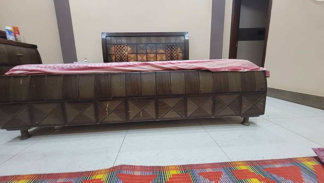 BED WITH SIDE TABLES AND DRESSING . WITHOUT MATTRESS , SLIGHLTY DAMAGE 5