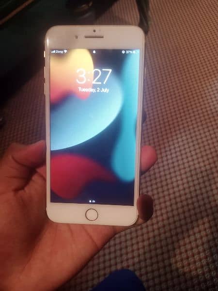 i phone 7+ plus 128GB Golden color fresh condition 10/10 PTA Aprove 12