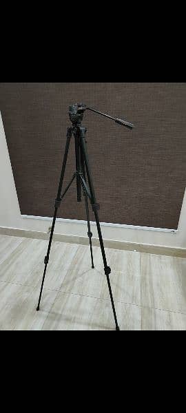 Sony 55-210mm E-mount lens with tripod 8