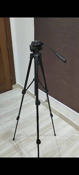 Sony 55-210mm E-mount lens with tripod 10