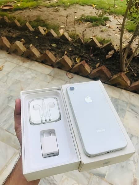 iphone xr dual sims. physical pta approve 88BH with complete box 0