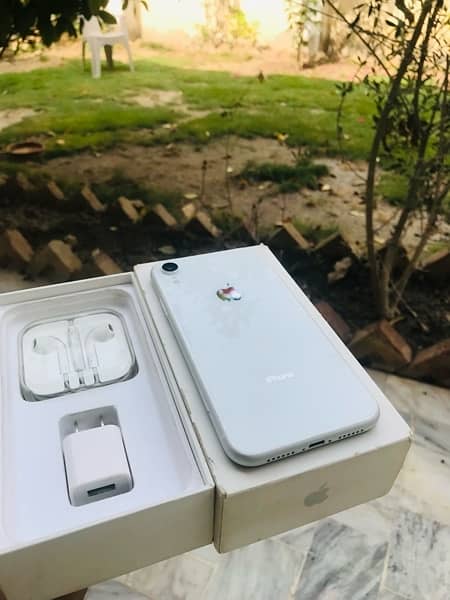 iphone xr dual sims. physical pta approve 88BH with complete box 2