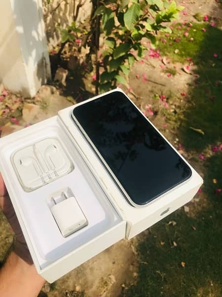 iphone xr dual sims. physical pta approve 88BH with complete box 5