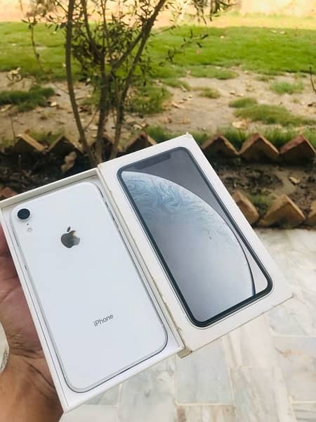 iphone xr dual sims. physical pta approve 88BH with complete box 7