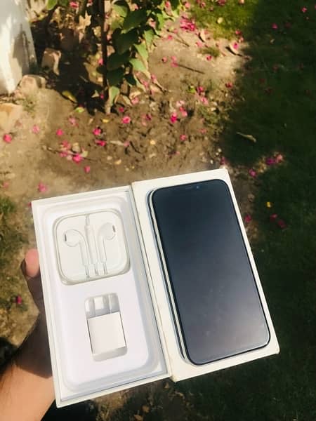 iphone xr dual sims. physical pta approve 88BH with complete box 9