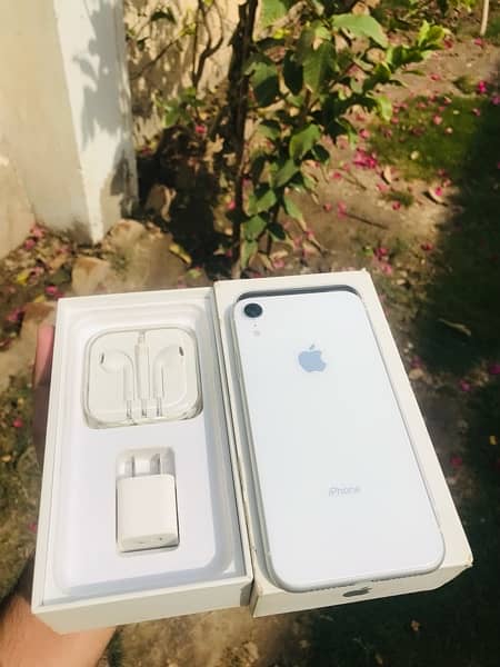 iphone xr dual sims. physical pta approve 88BH with complete box 11