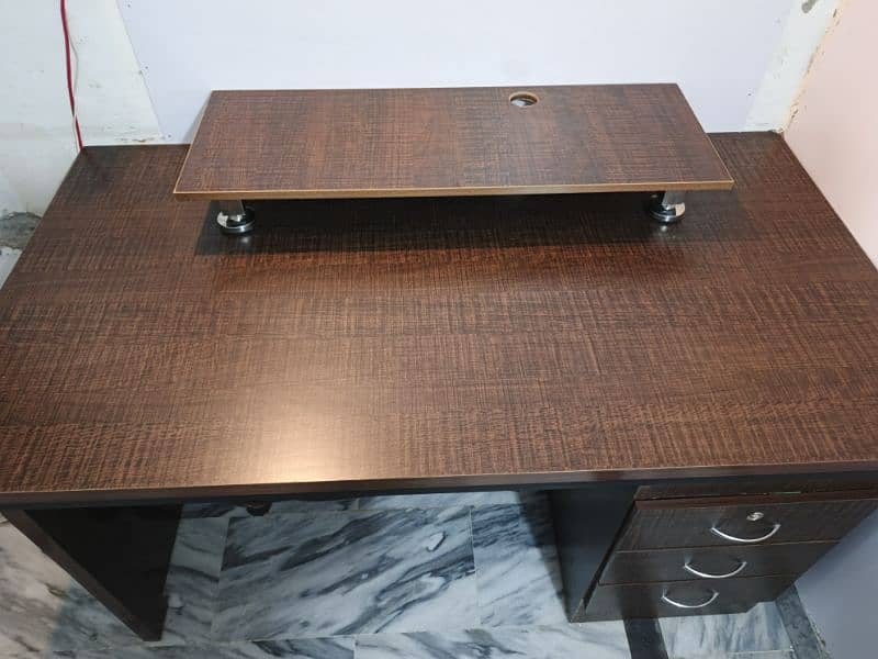 Exective Computer Table for Sale 0