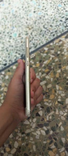 I am selling honor 8 lite In a good condition 6
