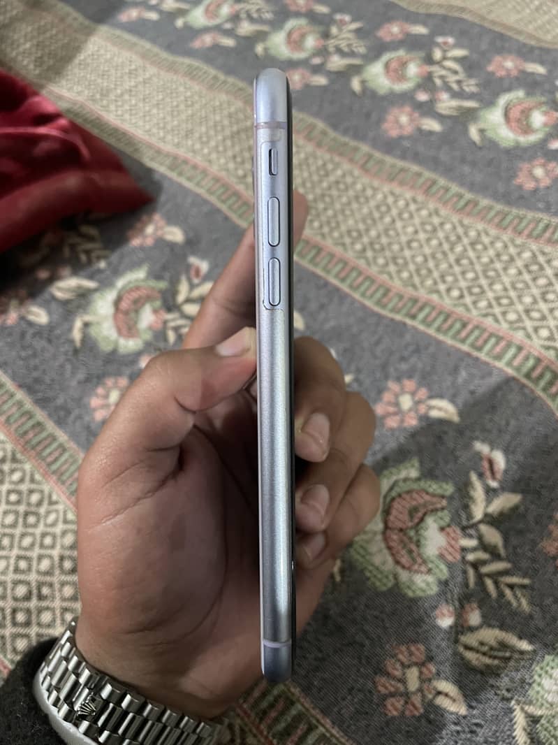 iphone 11 10by 10 condition 4