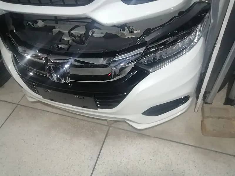 honda vezel front bumpers and front original ligts 1