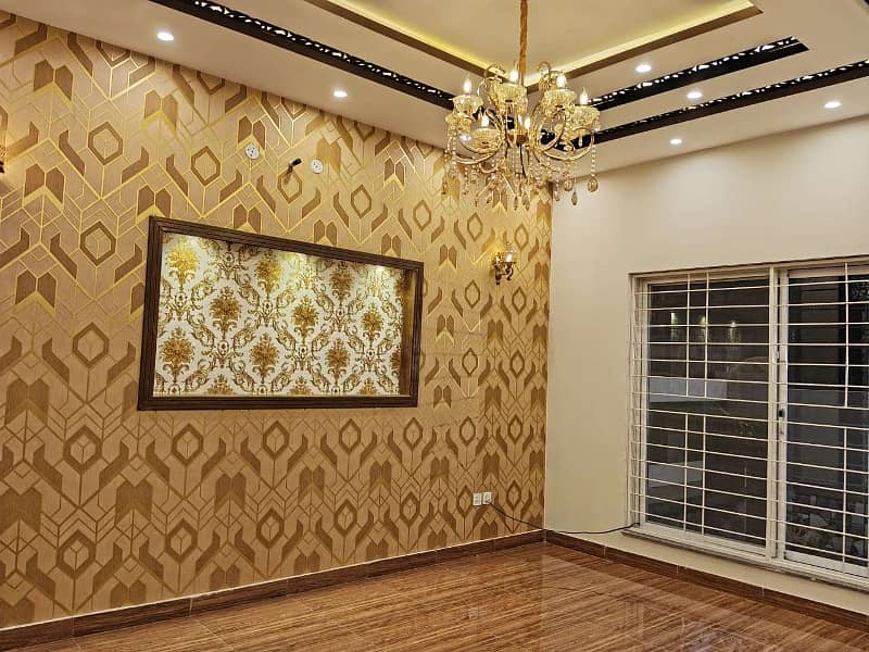 10 Marla Like New House Available For Rent In Bahria Town Lahore. 4