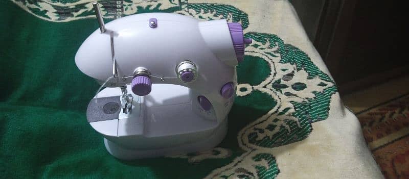 Urgent sale Mini sewing machine 2