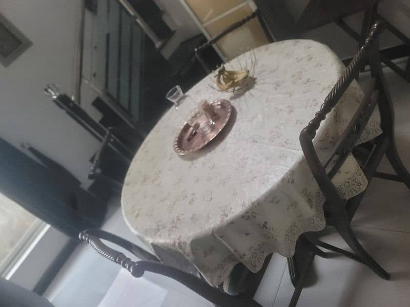 4 seater dining table good condition 1