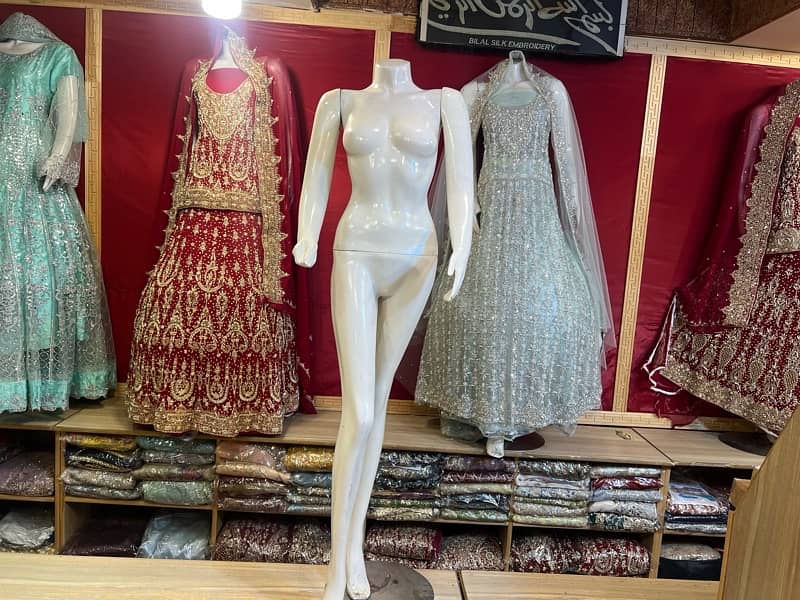 shop display damis for ladies suits 0