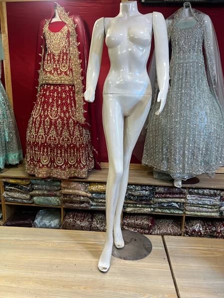 shop display damis for ladies suits 1