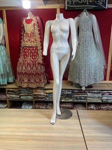 shop display damis for ladies suits 3