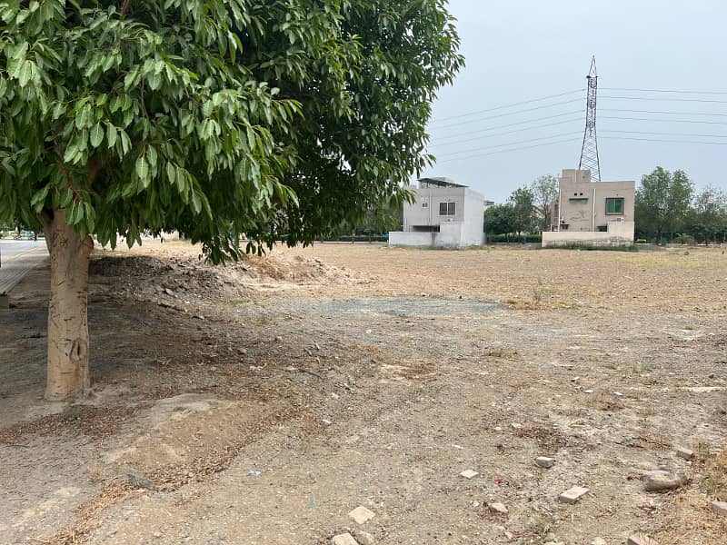 Prime Location 5 Marla Plot Available in Bahria Town Lahore 3