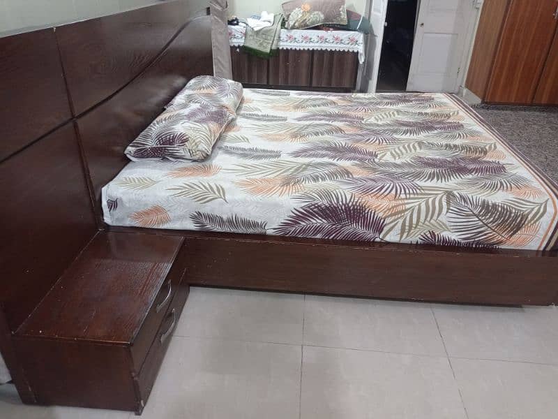 king bed+ mattress+side tables+dressing table 2