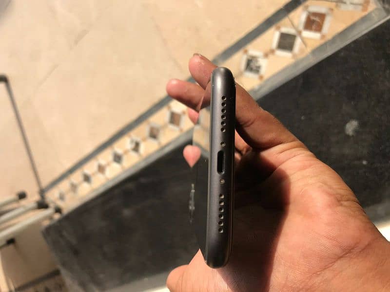 IPHONE 11 FOR SALE WITH ORIGINAL BATTERY HEALT 2