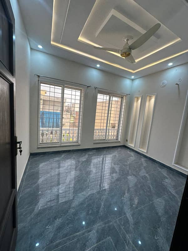 5 Marla Brand New very luxury house available for sale near Masjid at very prime location of Dream Avenue Raiwind Road Lahore 10