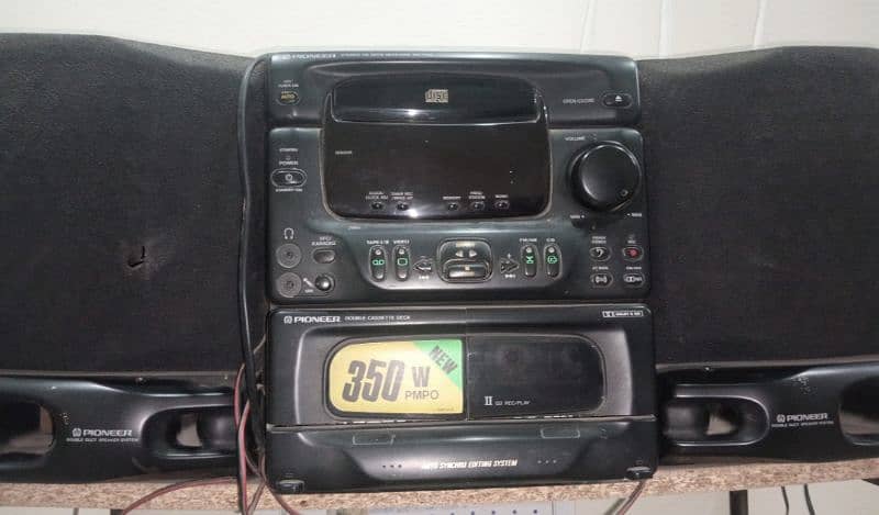 CD player and speakers 0