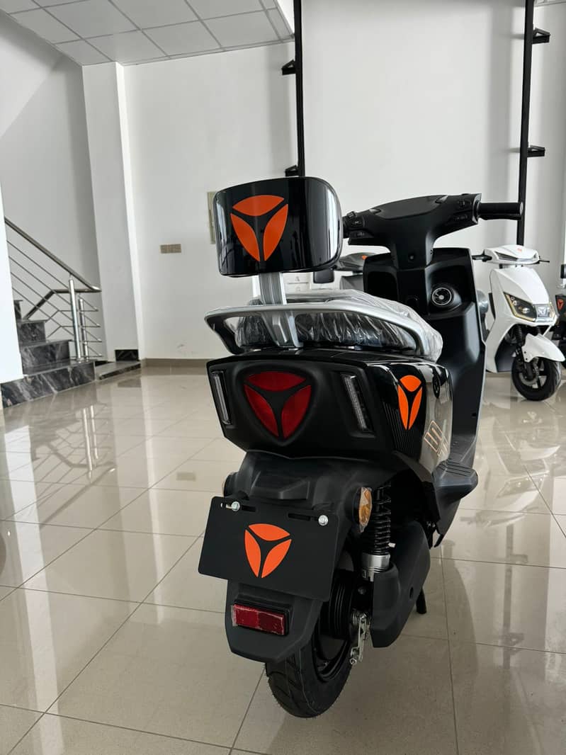 Yadea Ruibin Electric Scooty New Model Black 2