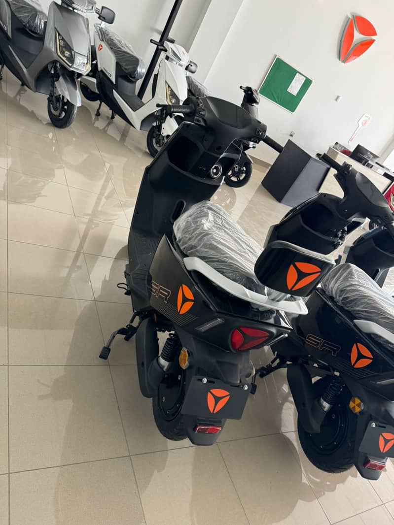 Yadea Ruibin Electric Scooty New Model Black 3