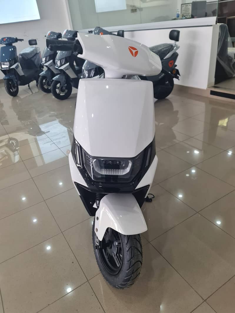 Yadea Ruibin Electric Scooty New Model Black 6