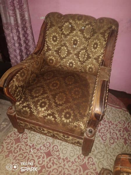 Salam sofa set for sale bilkul okay hai 8 sister hai table b hai 2