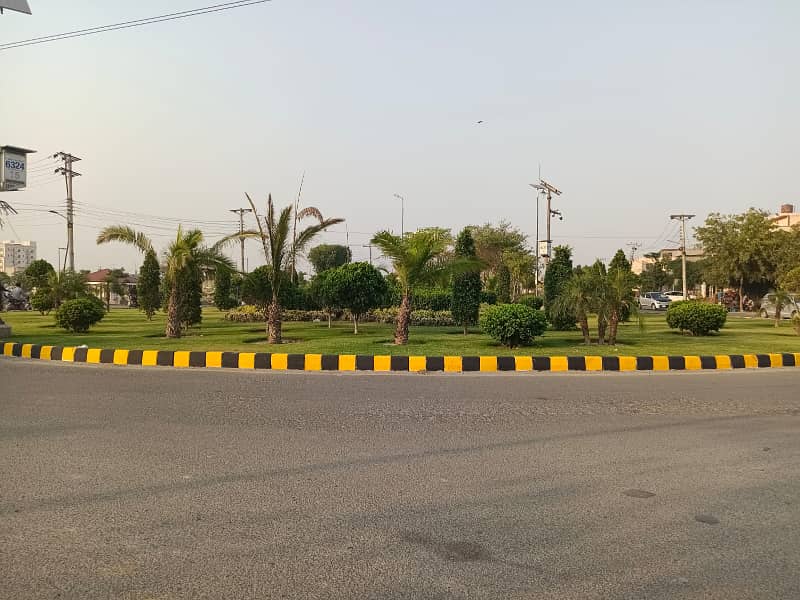 10'Marla super hot location plot for sale in lda avenue1 11