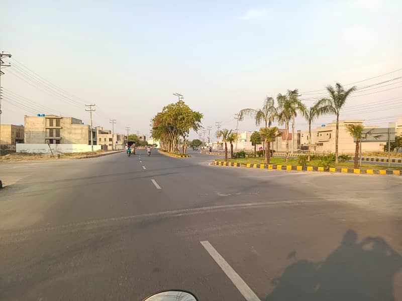 10'Marla super hot location plot for sale in lda avenue1 14