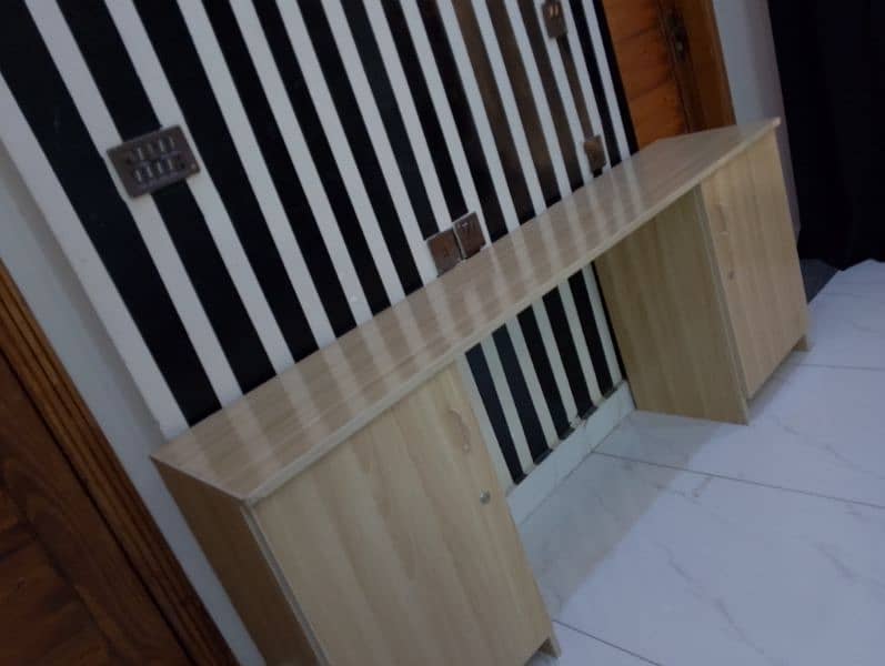 OFFICE TABLE FOR SALE 7
