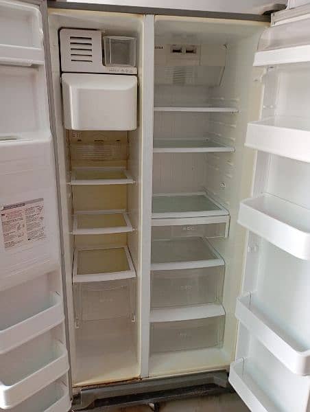 LG side by Side door refrigerator 0