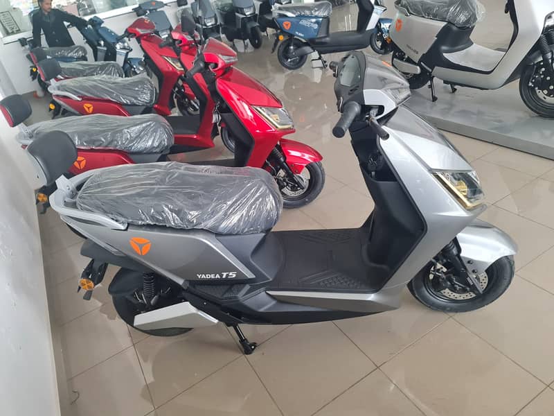 Yadea T5 Electric Scooty | Scooter Brand New Showroom 3