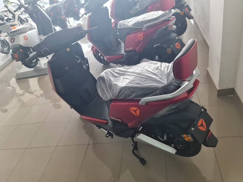 Yadea T5 Electric Scooty | Scooter Brand New Showroom 6