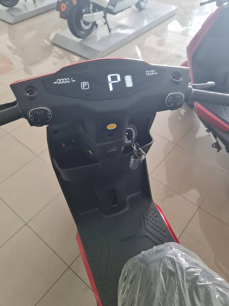 Yadea T5 Electric Scooty | Scooter Brand New Showroom 7