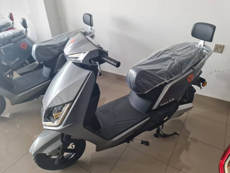 Yadea T5 Electric Scooty | Scooter Brand New Showroom 9