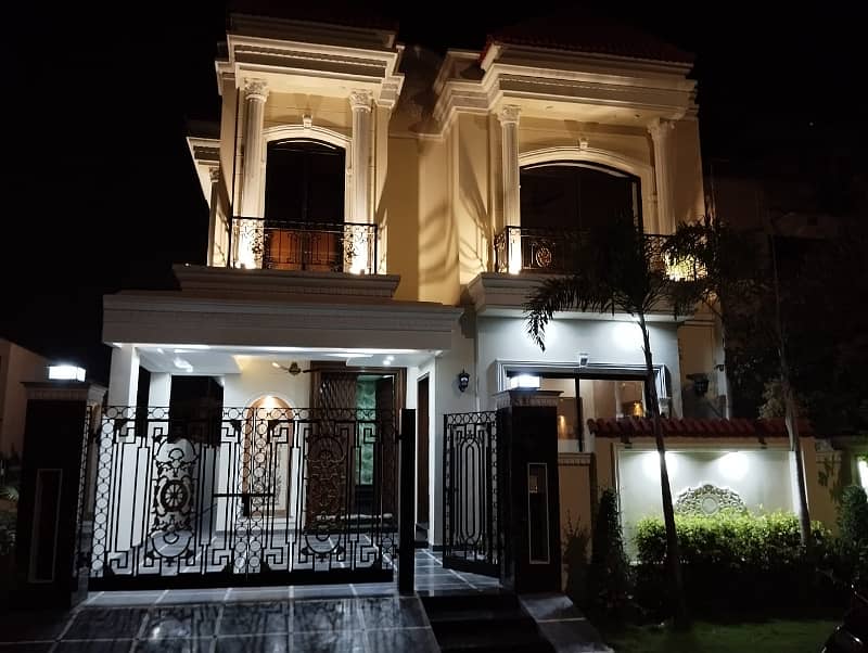 Modern Design 10 Marla House Available For Sale in Green City, Lahore 1