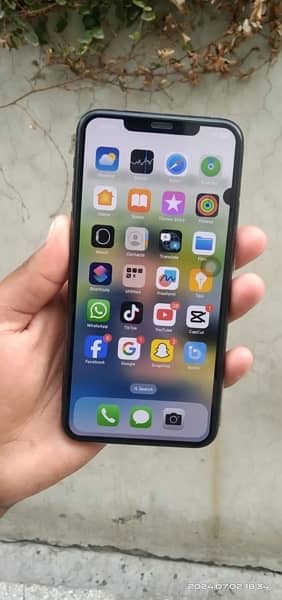 iphone 11 pro max 256 gb for sale factery unlock 4 month sim time baqi 2
