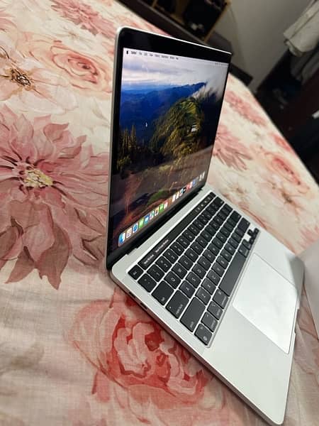 Apple MacBook pro 2022 with m2 chip 4