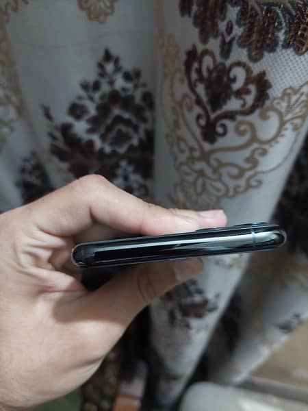 I'm selling my iPhone 11 pro max 256gb non pta 3