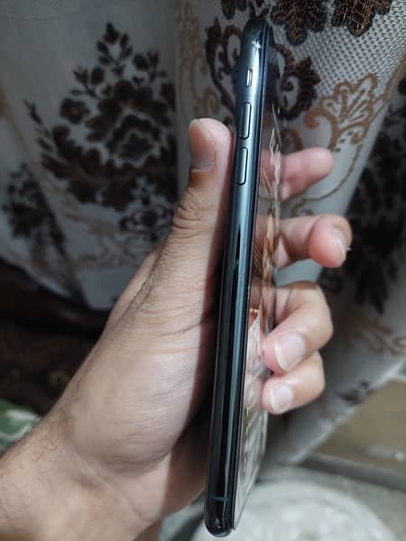 I'm selling my iPhone 11 pro max 256gb non pta 7