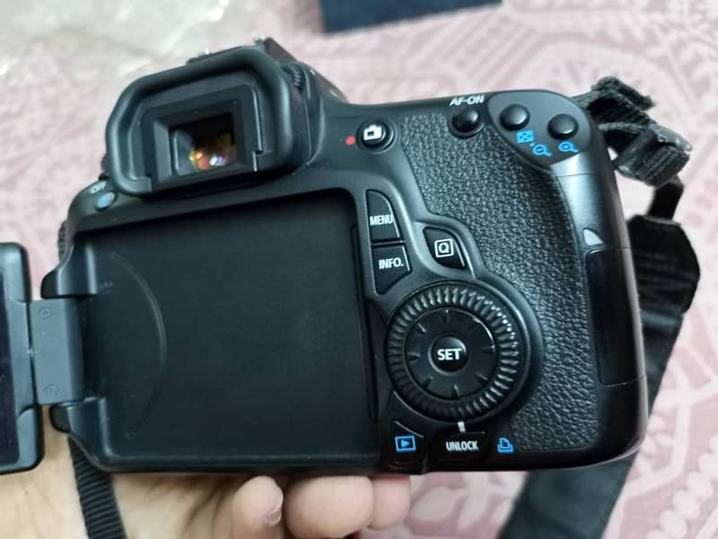 Canon 60d camera with badly and accessories 5