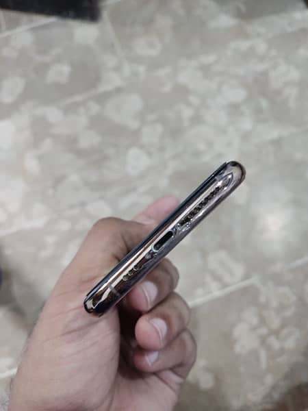 iphone Xs Golden color 3